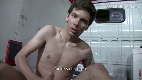 Unglaublicher Lieferant führt Live-Audition im Lieferwagen für anale Aktion durch