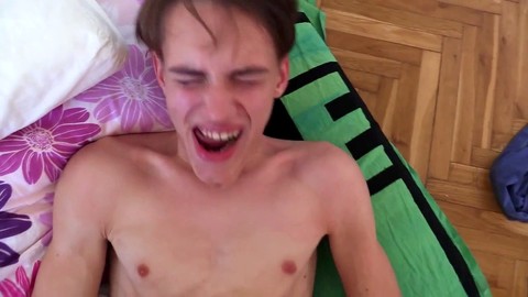 Adolescente morena delgada es tomada por detrás en una escena en POV