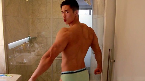 Ragazzo asiatico gay atletico fa un lavoro a mano bollente