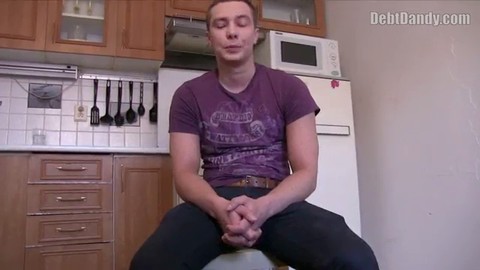 Un ragazzo gay esplora il gioco del sedere mentre affronta l'umiliazione e il dominio